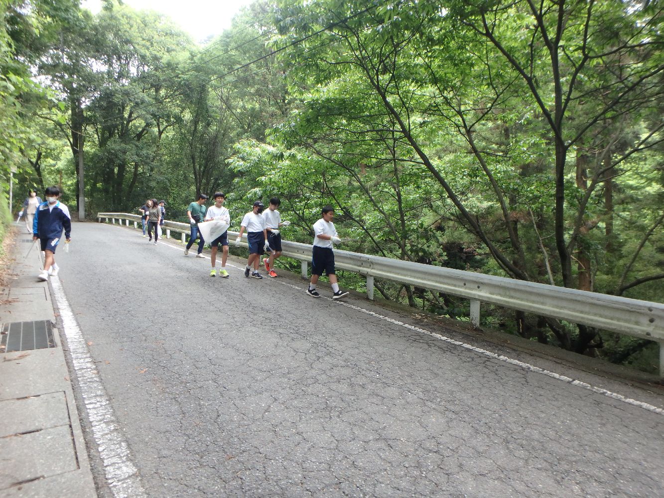 大月東中学校生徒による道路清掃